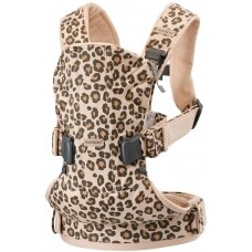 "BabyBjorn One" - ergonomiška naujagimių ir kūdikių nešioklė | Smėlio spalvos / Leopardas